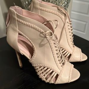 Avec Les Filles Heels